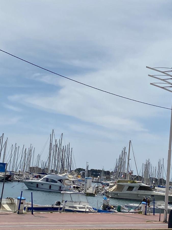 A Pied Du Port De Et De Sa * Bandol
