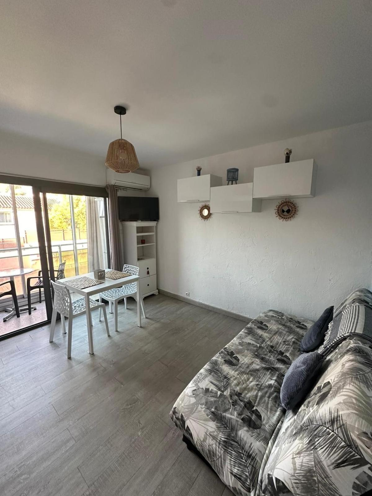 Apartment A Pied Du Port De Et De Sa Bandol